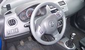  L�derrat/gearknop, alu-trim, kromringe om h�jttalere/gearstang.