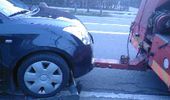 Stakkels lille suki bag p� en falck bil!!