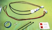Kittet er best�ende af f�lgende: 2 LED strips,  2 ledninger til tilslutning p� positionslyset,  2 samlemuffer,  2 strips,  1 rulle 3M dobbeltkl�bende tape,  1 serviet til afrensning samt  1 meget udf�rlig manual.