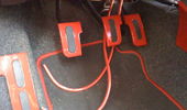 Kabler f�rt gennem gummiprop og ind bag radioen.